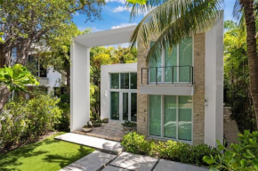Villa Tranquil Luxe Modern Oasis with Private Pool in Miami Beach
